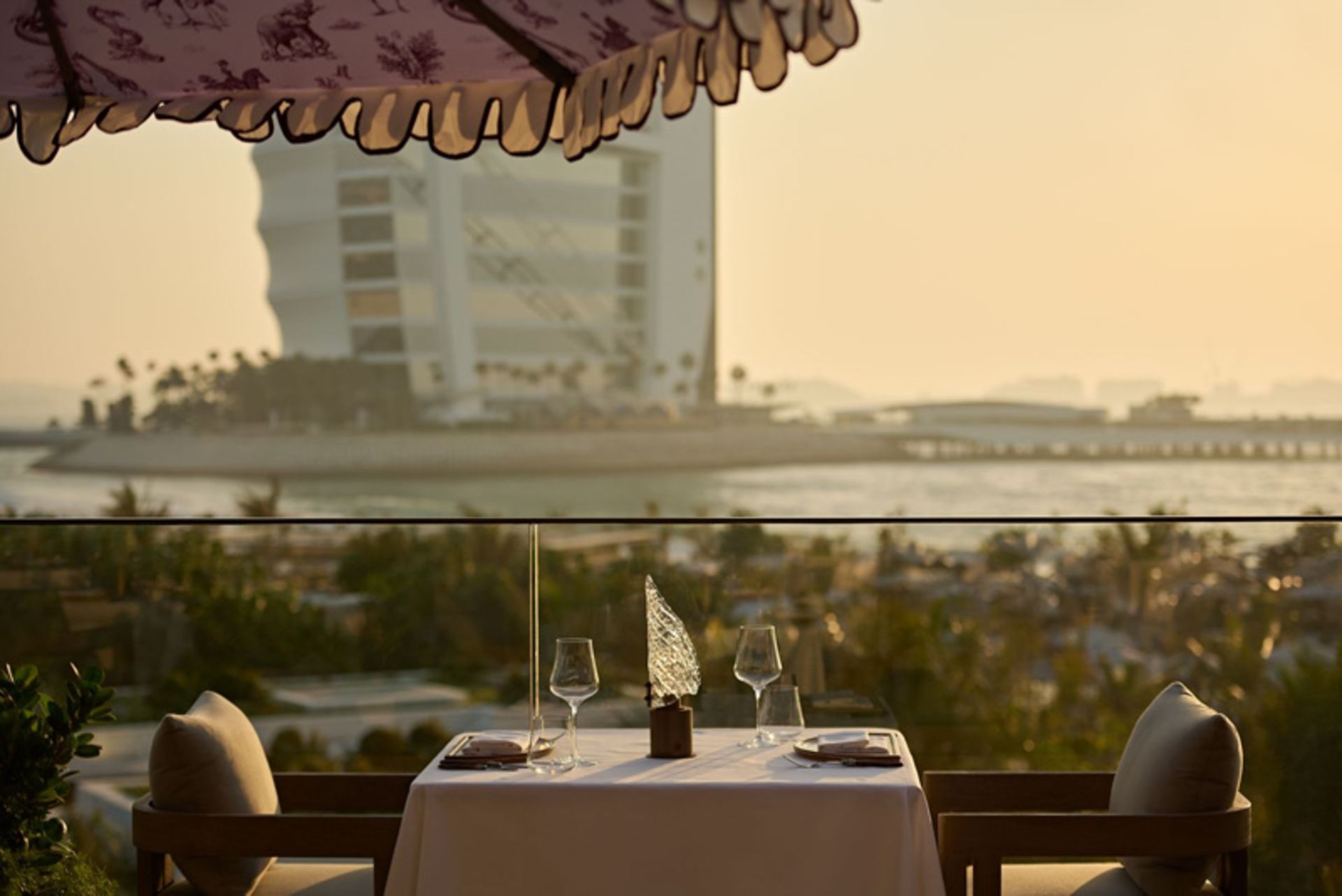 رستوران کولینان دبی با چشم انداز شهر