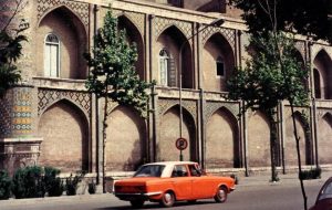 سفر به تهران قدیم؛ قاب تاریخی پیکان نارنجی و مسجد ممنوعه در دهه ۵۰ سفر به تهران قدیم؛ قاب تاریخی پیکان نارنجی و مسجد ممنوعه در دهه ۵۰