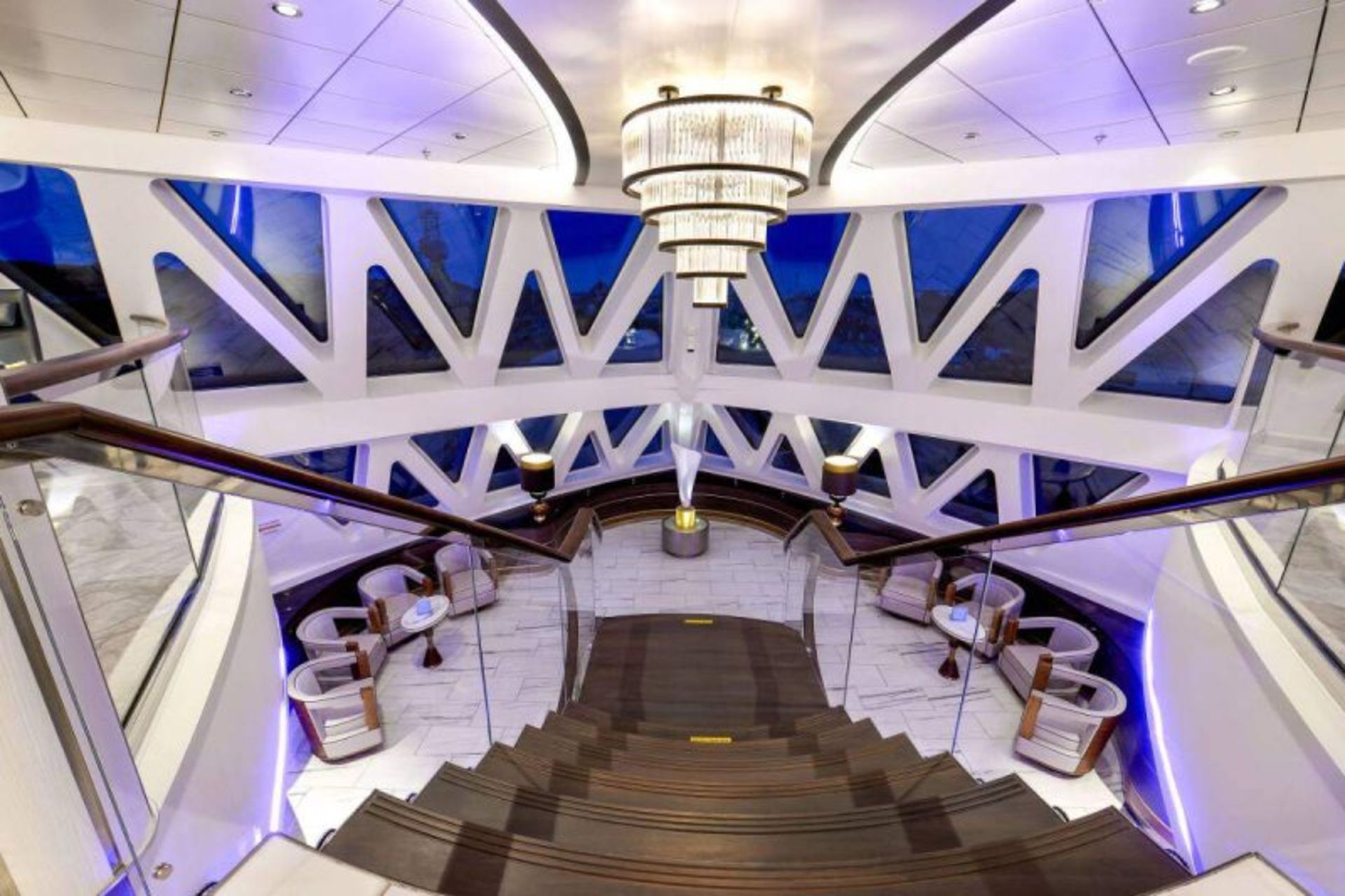 فضای داخلی کشتی اوشن اکسپلورر 