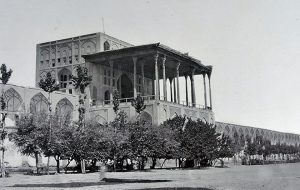 سفر در زمان؛ نمای سیاه و سفید عالی‌قاپو در عصر قجر