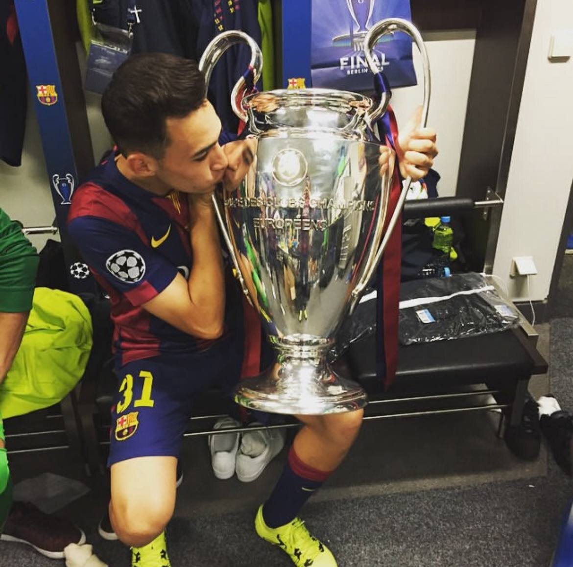 عکس | خاص‌ترین بوسه منیر الحدادی با لباس بارسلونا