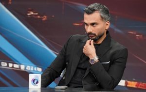 عکس| ساعت فیک محمدحسین میثاقی در برنامه فوتبال برتر