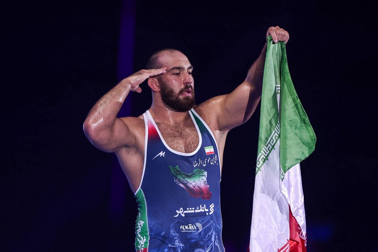 عکس | سلام نظامی امیرحسین زارع مقابل پرچم و روی سکو