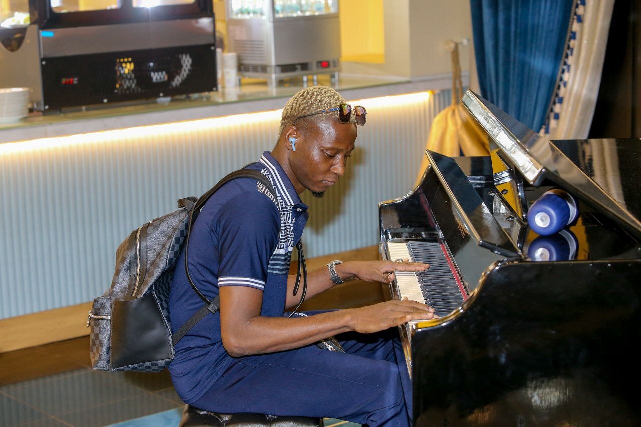 عکس | وقتی ستاره استقلال پیانو می‌زند!