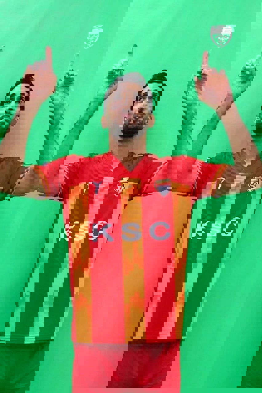 عکس| پیراهن خاص فولاد به وحید امیری رسید