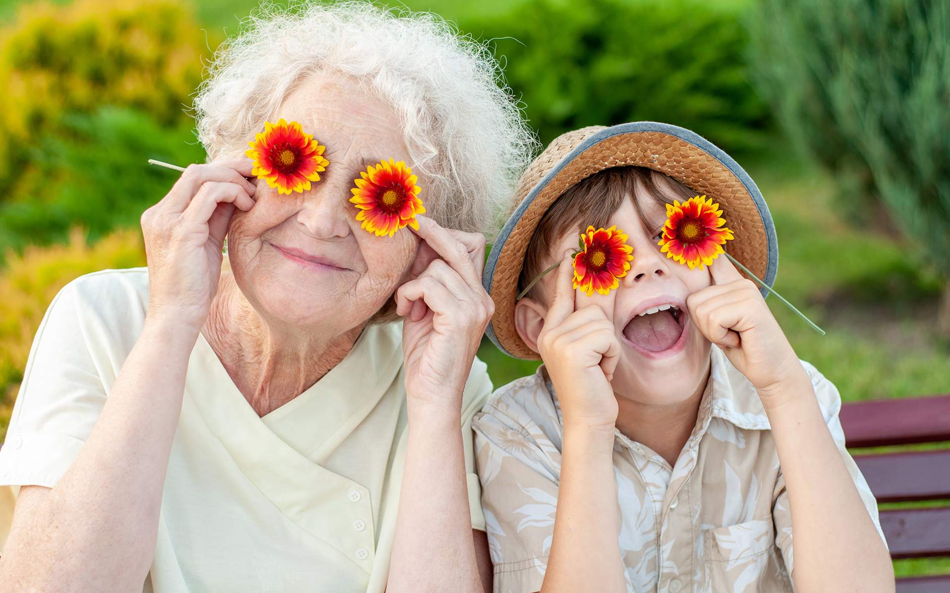 مادربزرگ و پسربچه با گل روی چشم ها