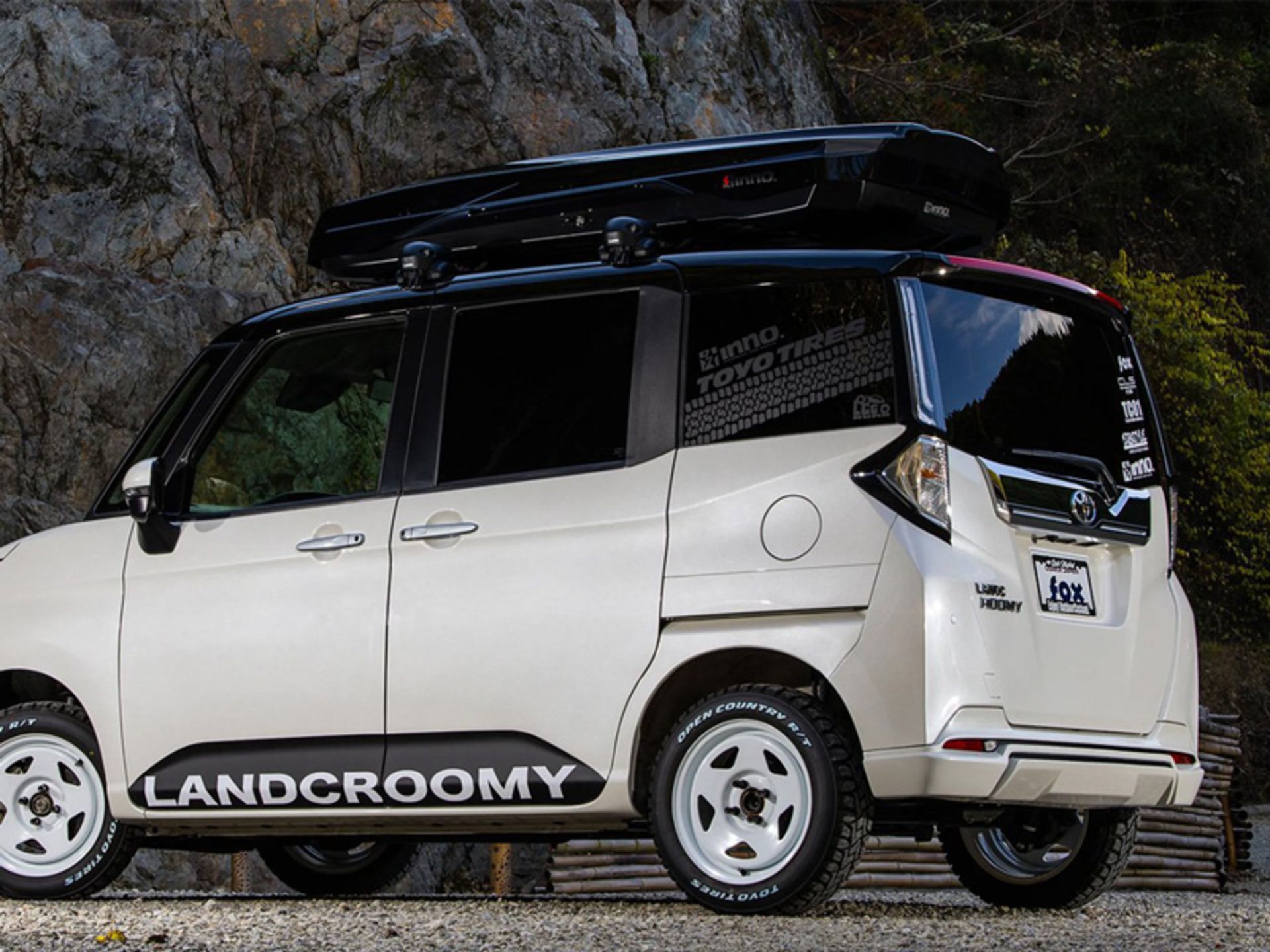 نمای کناری کمپر بر پایه مینی ون تویوتا رومی