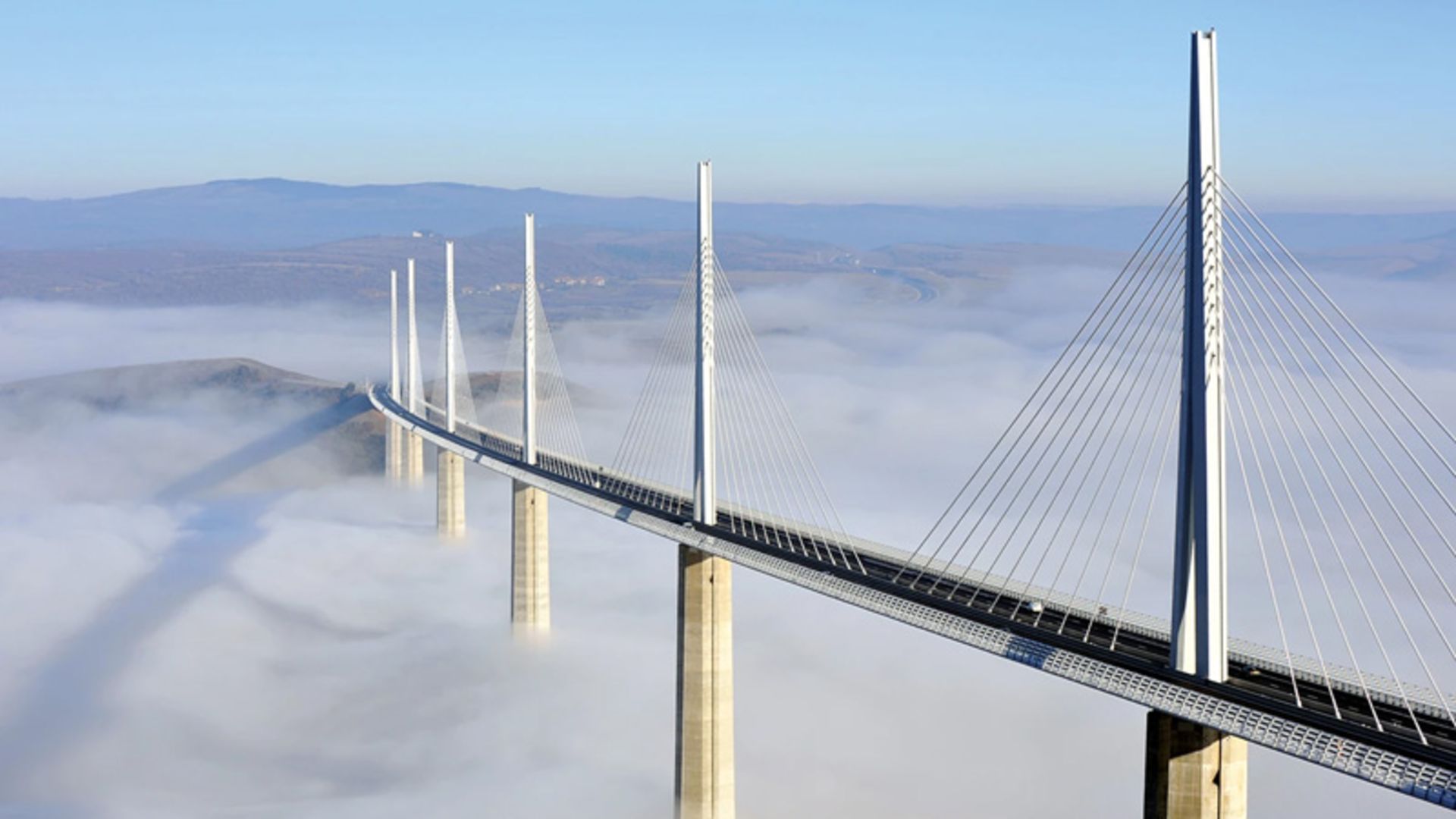 پل میلو میان ابرها