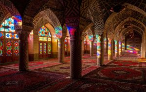 مسجد رنگ‌ها؛ بازی نور و شیشه در مسجد نصیرالملک شیراز