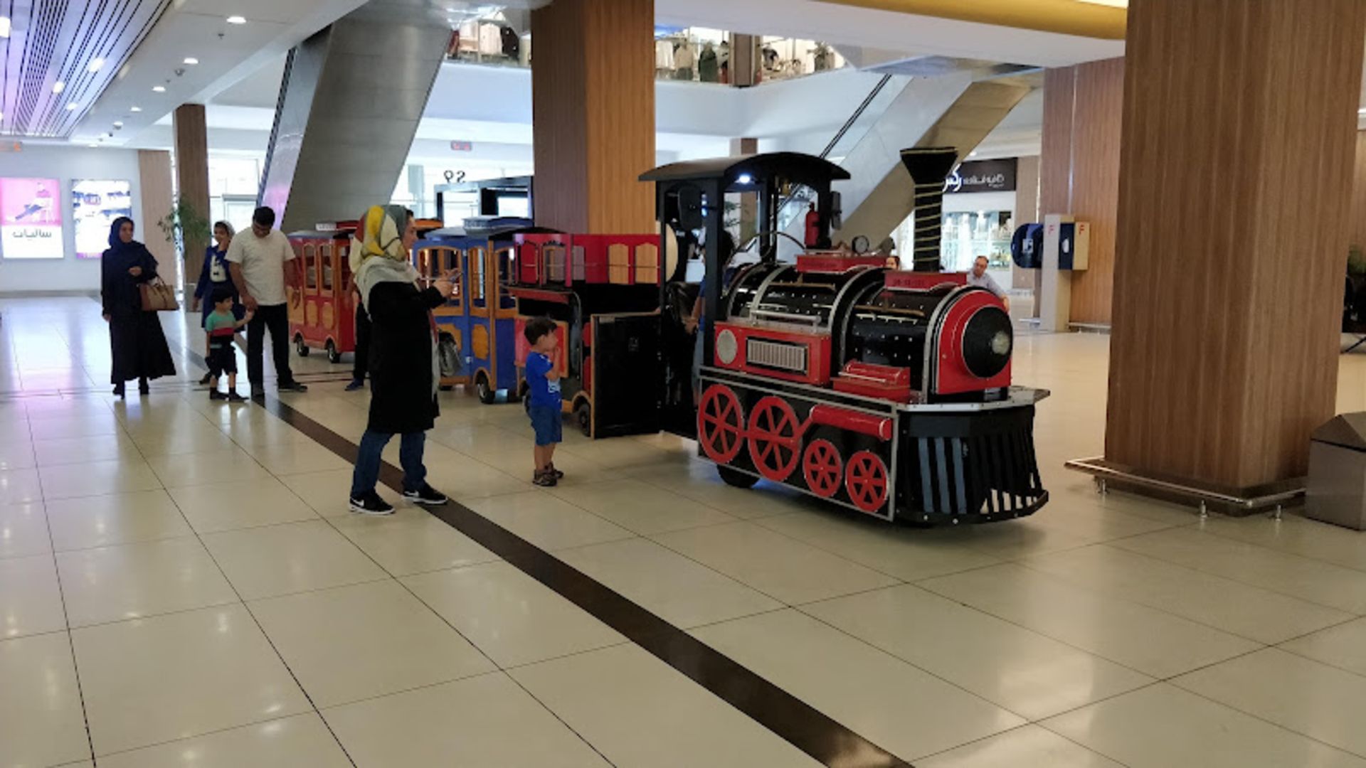 قطار قرمز رنگ در مرکز خرید لاله پارک