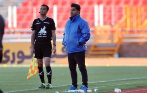 واکنش سرمربی چادرملو به فحاشی علیه حنیف عمران‌زاده؛ ۱۵ هزار نفر به خانواده یک نفر فحاشی کردند!