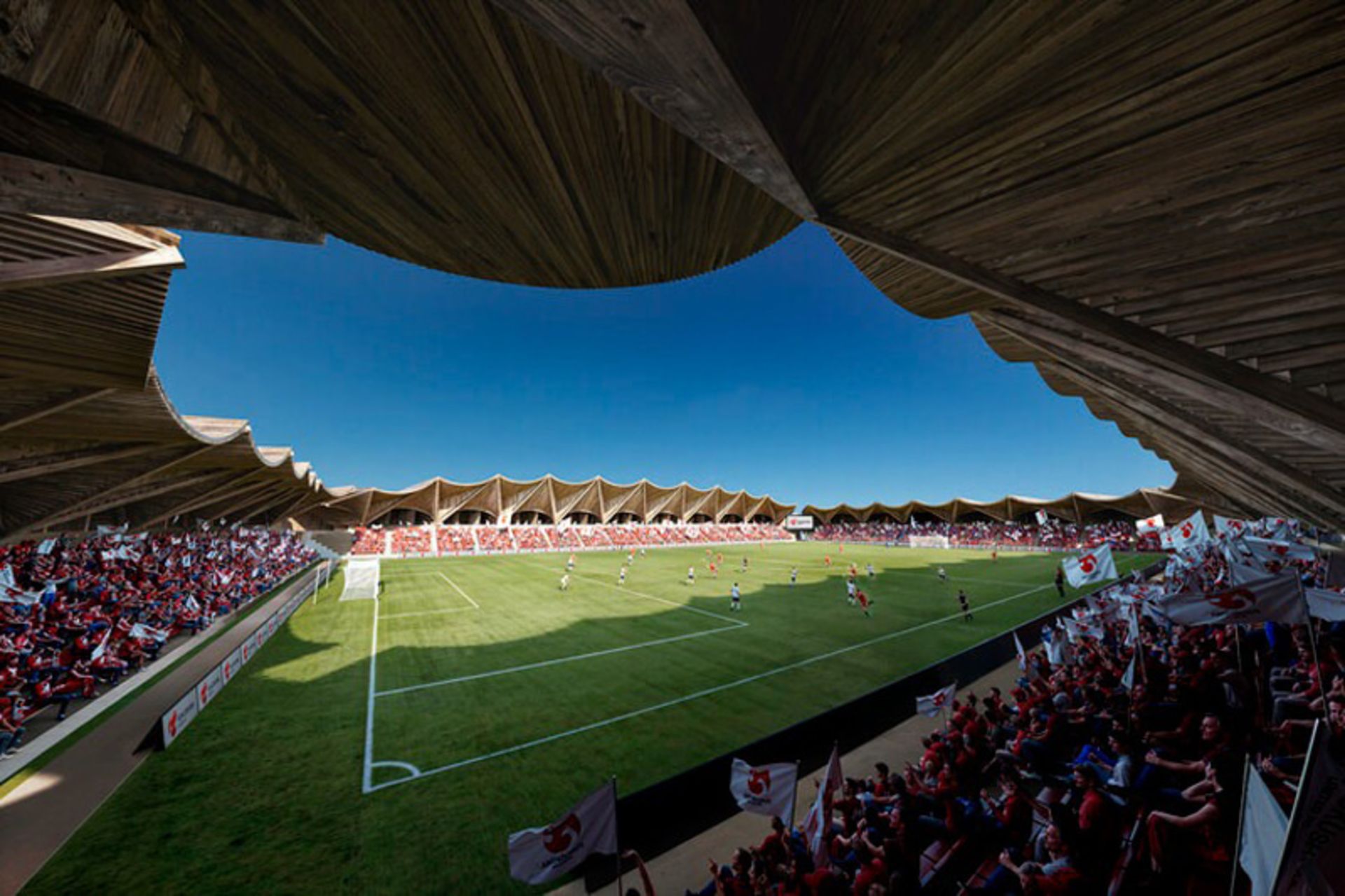 نمای داخلی سکوها و زمین چمن ورزشگاه فوکوشیما