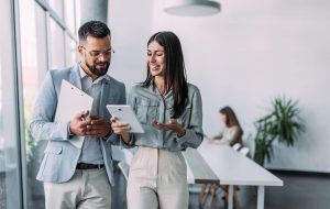 چه کسی می تواند به عنوان همسر یک دانشجوی بین المللی مجوز کار باز دریافت کند؟