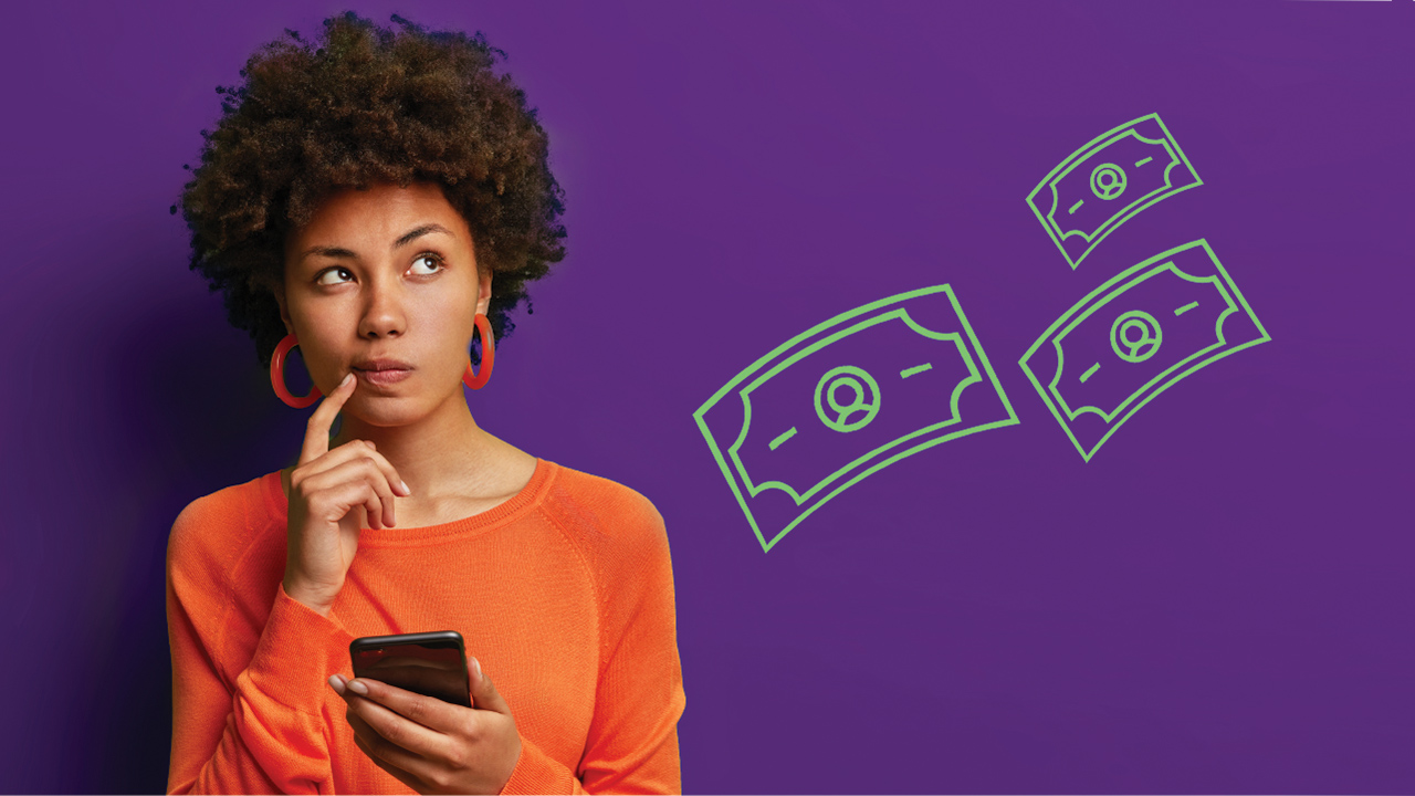 فکر کردن زن مو فرفری رنگین پوست به پول با موبایل در دست