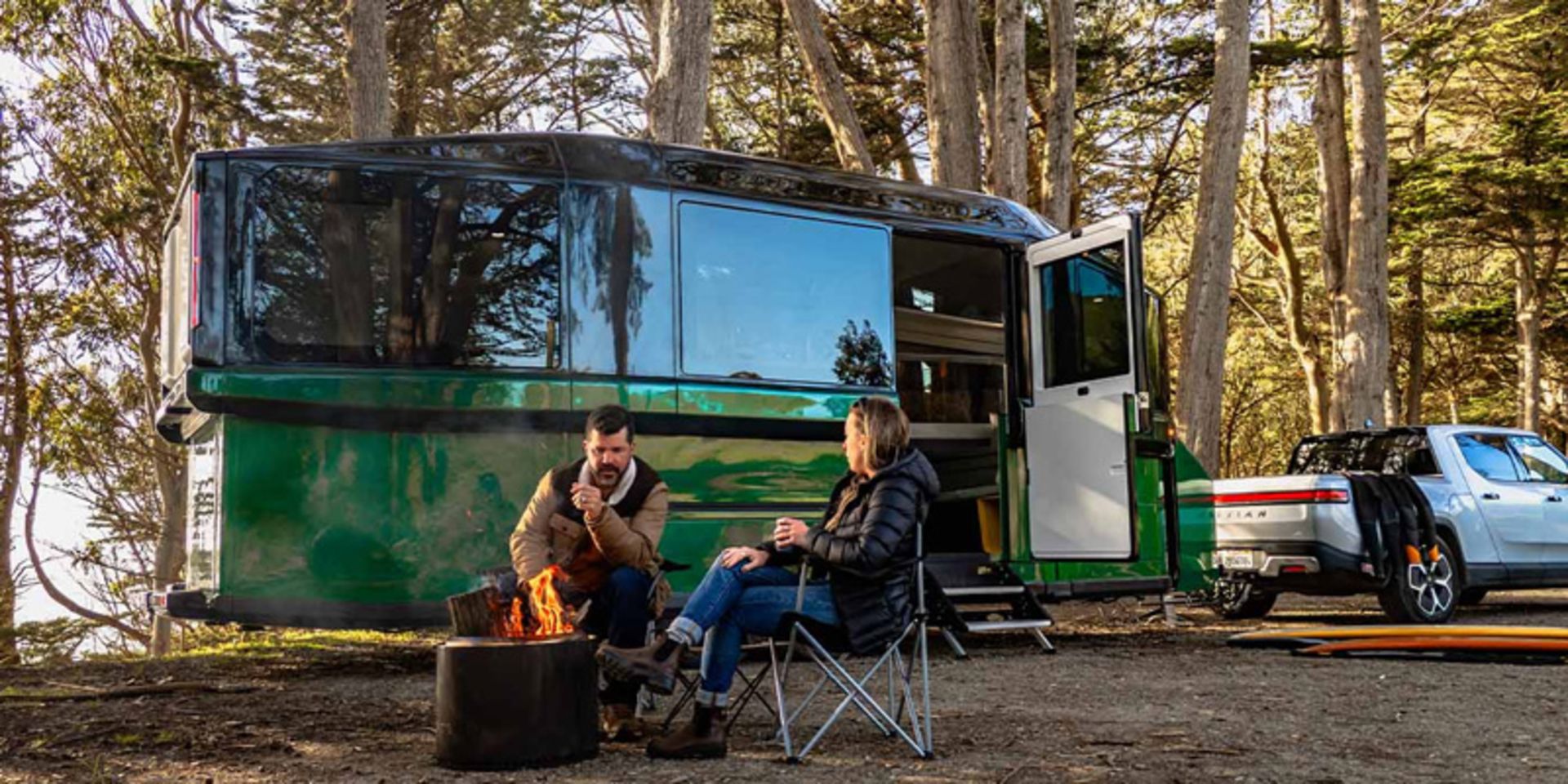 زوج طبیعتگرد با کاروان لایت‌ شیپ