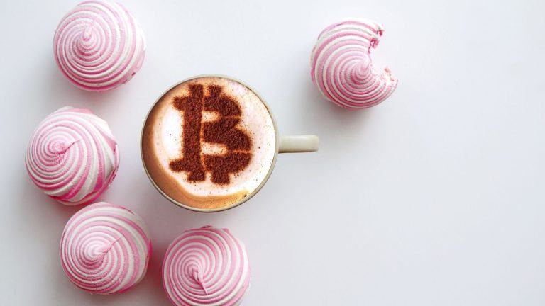 کیک چالش کیف پول سخت افزاری را نشان می دهد: کیک کیک تلفن های یدکی را به صورت رایگان و با فضای مجازی در هوا تبدیل می کند