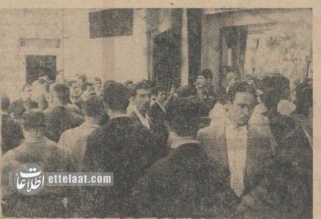 ۶۰ سال پیش؛ شب‌خوابی جلوی کتابفروشی‌ها برای دریافت کتب درسی + عکس