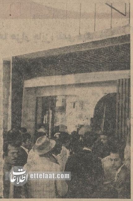 ۶۰ سال پیش؛ شب‌خوابی جلوی کتابفروشی‌ها برای دریافت کتب درسی + عکس