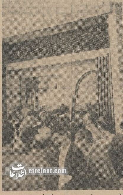 ۶۰ سال پیش؛ شب‌خوابی جلوی کتابفروشی‌ها برای دریافت کتب درسی + عکس