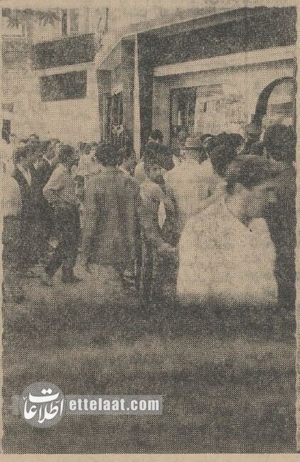 ۶۰ سال پیش؛ شب‌خوابی جلوی کتابفروشی‌ها برای دریافت کتب درسی + عکس