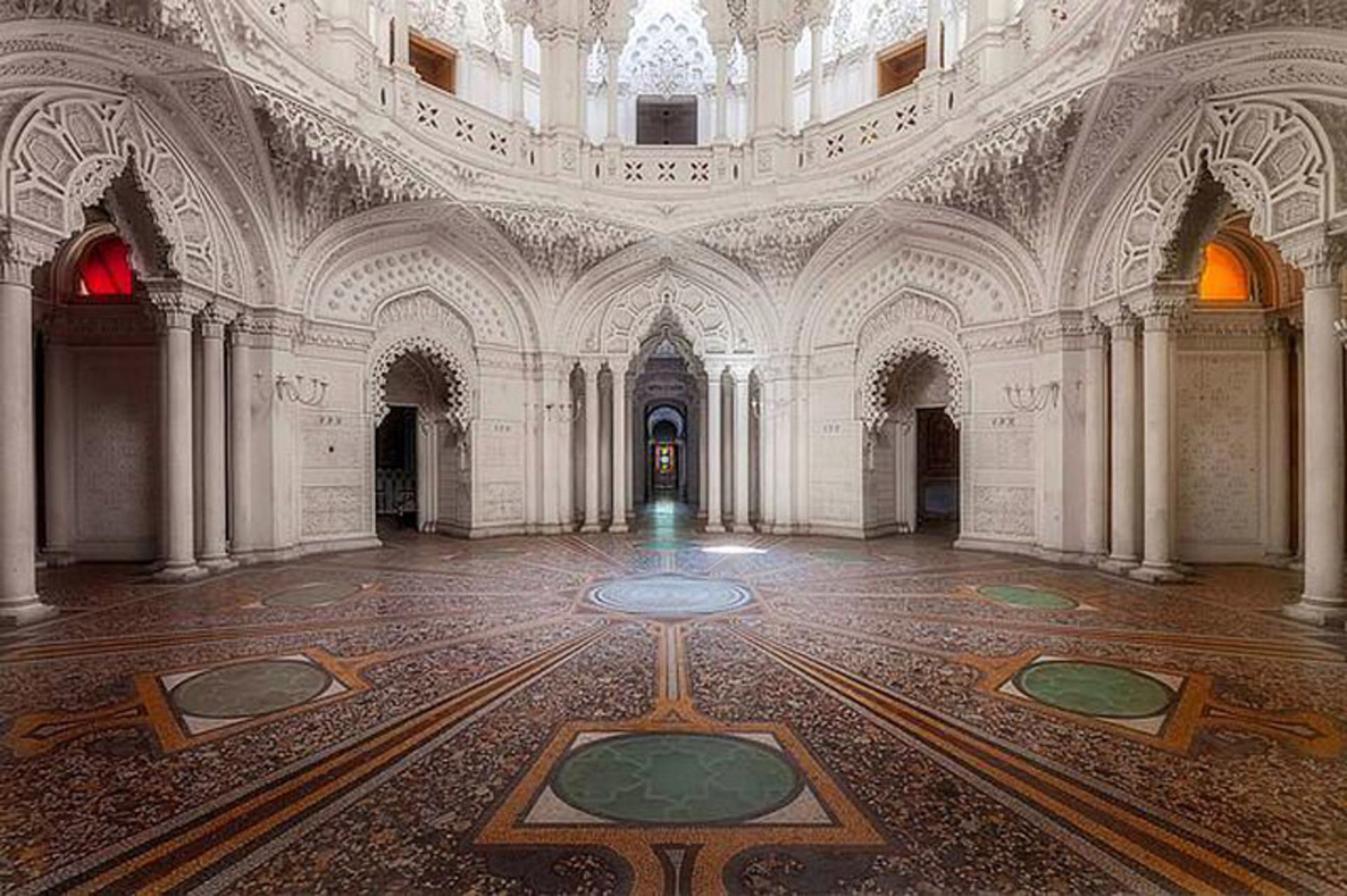 ساختمان مدور بزرگ سفید با گنبد شیشه‌ای‌ و کف کاشی‌کاری شده