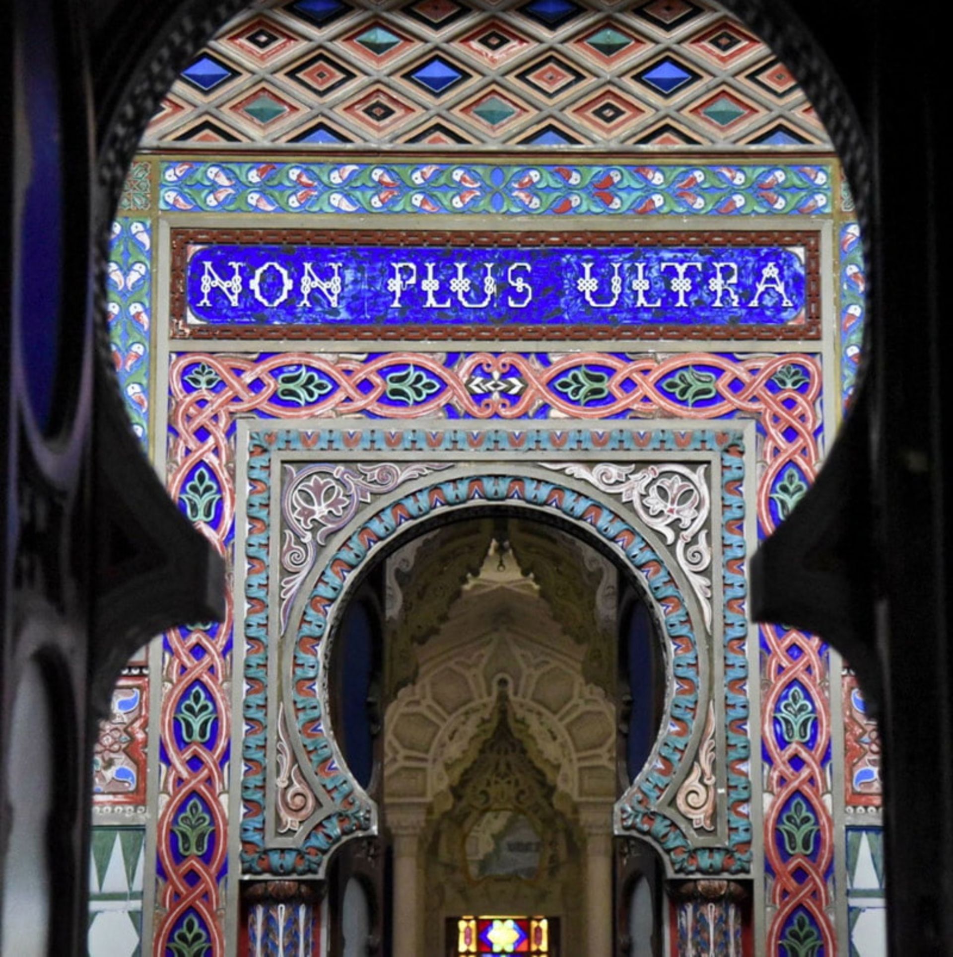 حکاکی یک شعار لاتین بر دیوار کاشی کاری شده و رنگارنگ قلعه