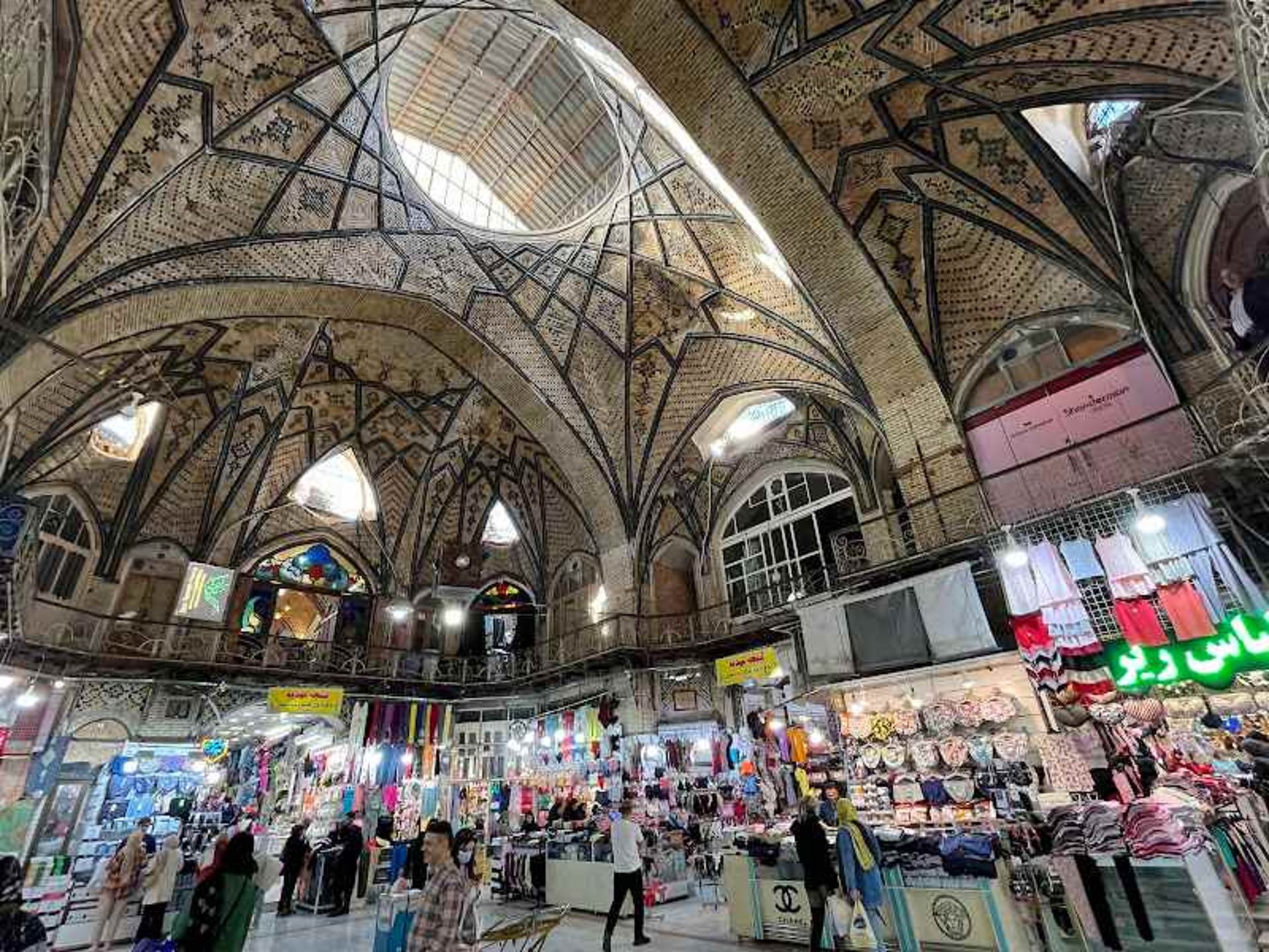 فضای داخلی بازار بزرگ تهران