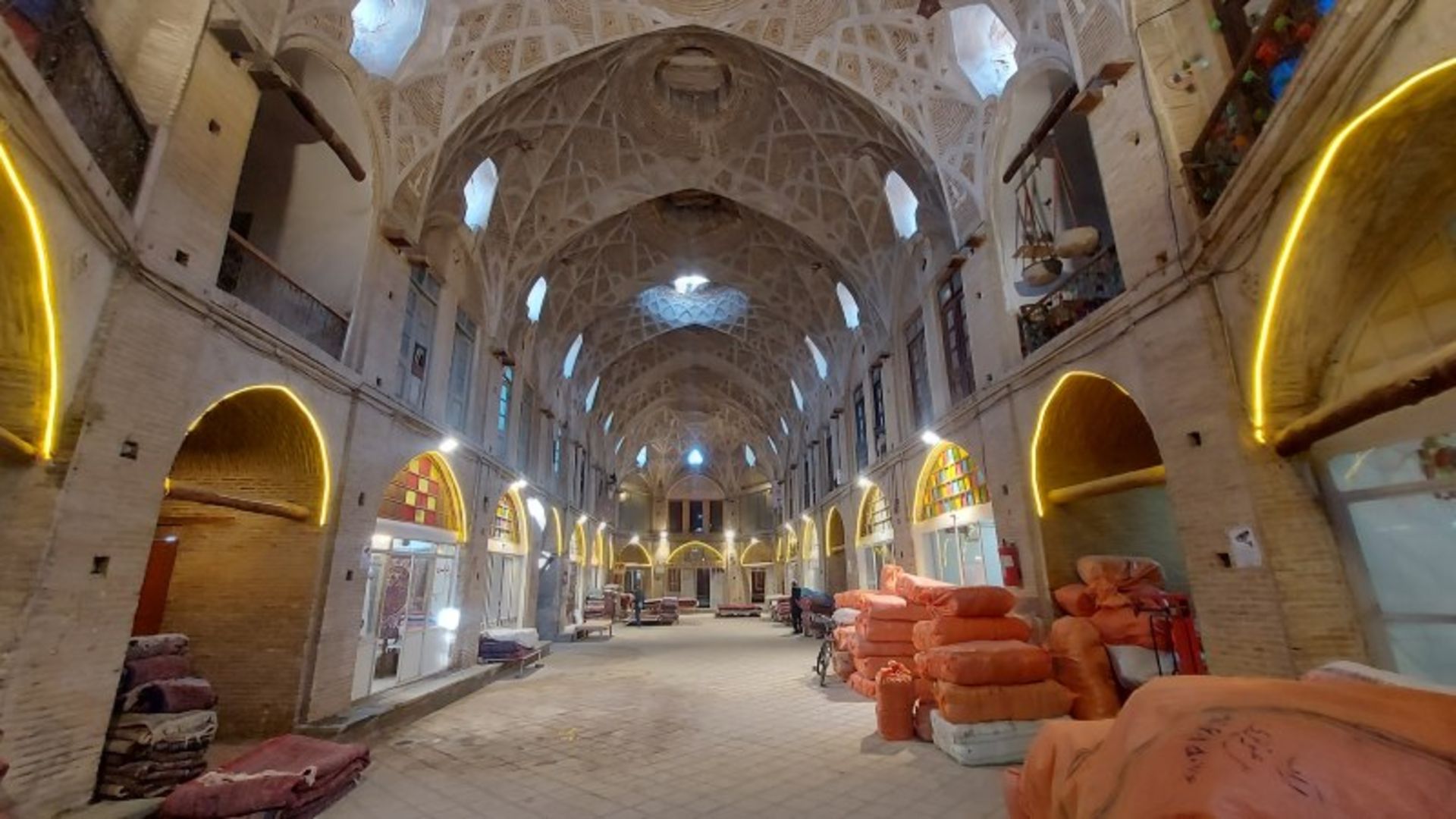 فضای داخلی بازار سنتی اراک