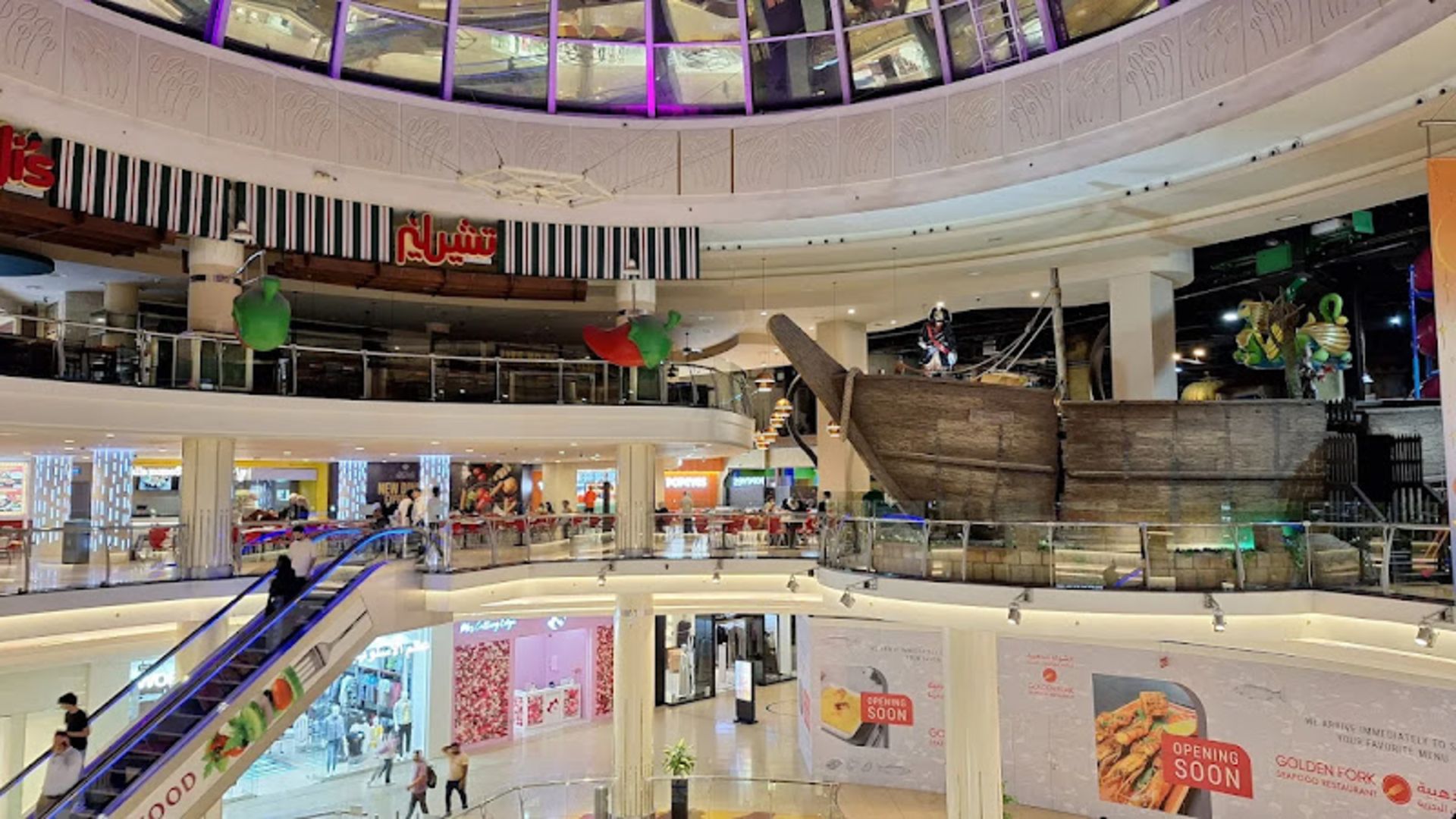 فضای داخلی مگا مال شارجه