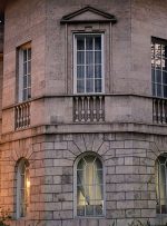 خانه‌ای شبیه قلعه اروپایی در قلب تهران؛ دوام آورده میان برج‌سازان!