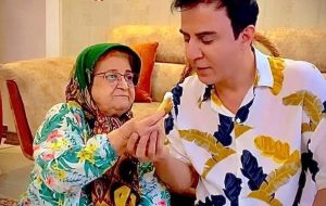 عمو پورنگ، الگوی مهربان بودن با مادر کهنسال شد