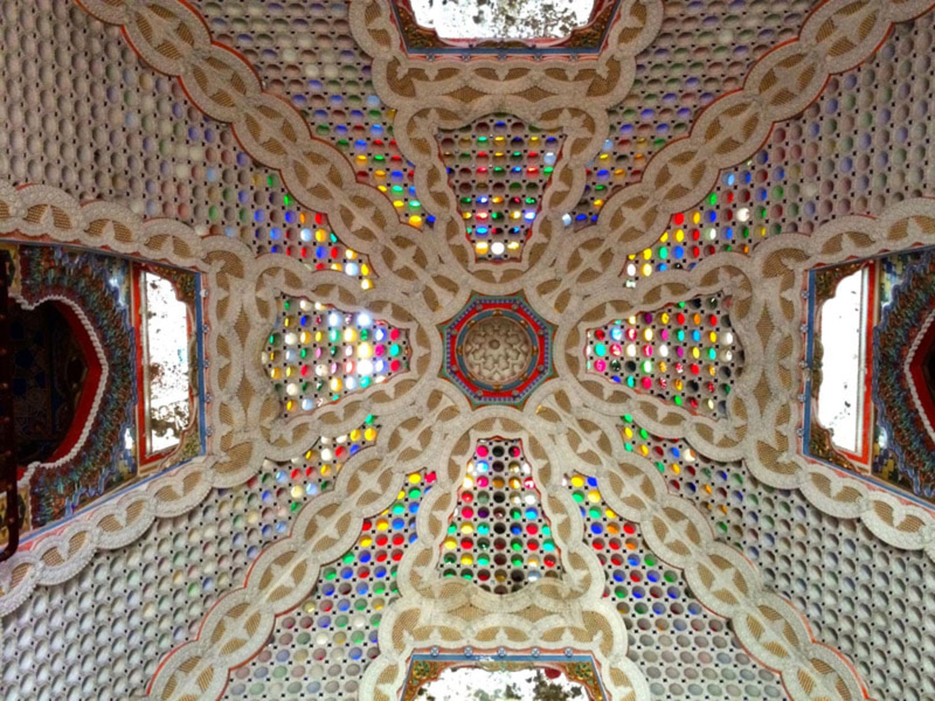 تزیینات رنگارنگ سقف در قلعه سامتزانو