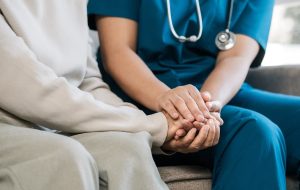 کانادا مسیر اقامت دائم را برای مراقبان خارج از کانادا بسته است کانادا مسیر اقامت دائم را برای مراقبان خارج از کانادا بسته است